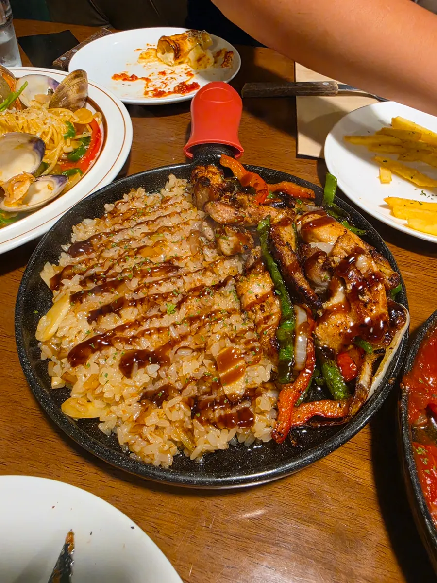 돌판에 나온 치킨밥