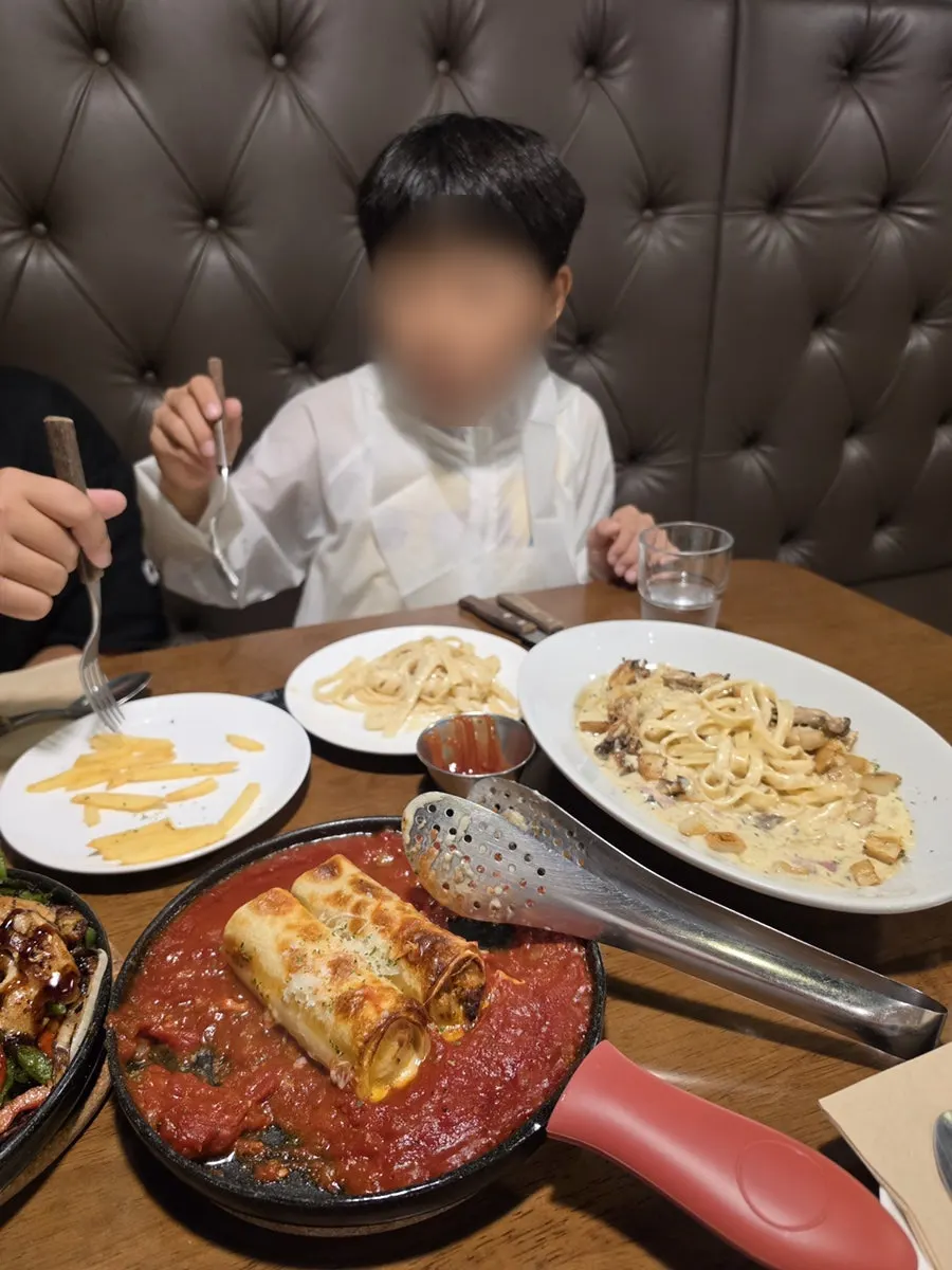 파스타를 덜어 먹는 모습