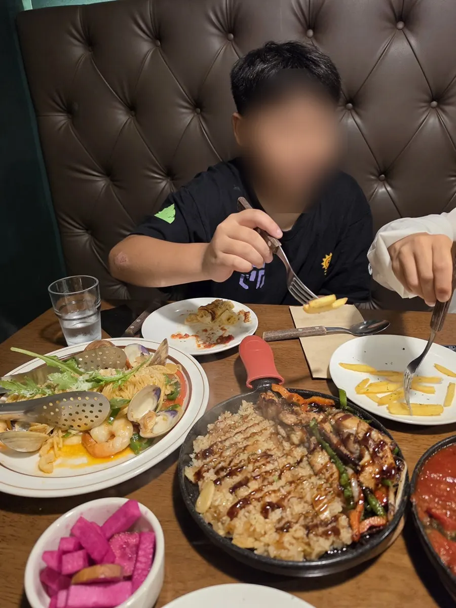 가족 외식 테이블 위 양식 접시들