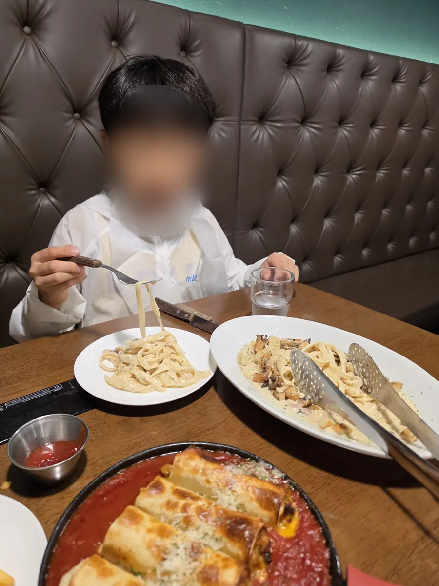 에트렌느 죽전점 실내 테이블 분위기