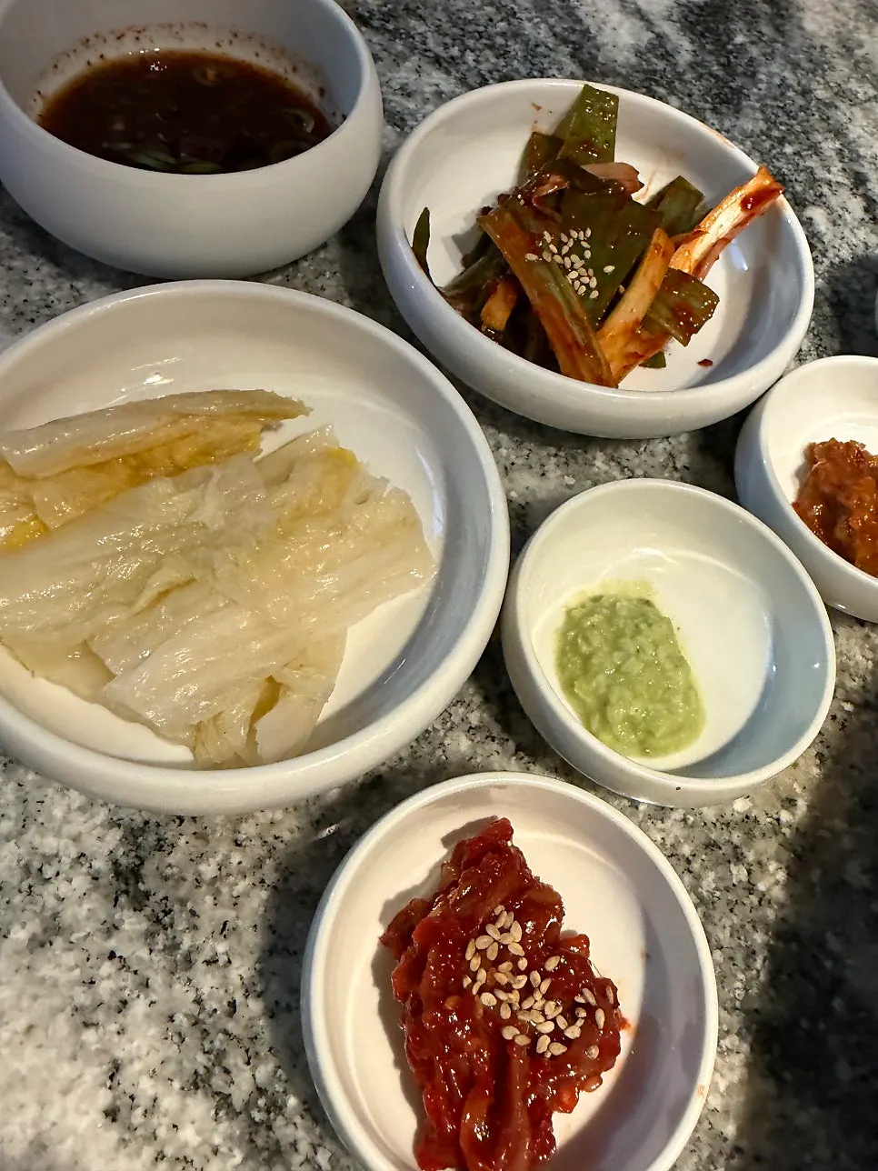 새콤하게 무친 콩나물무침 접시