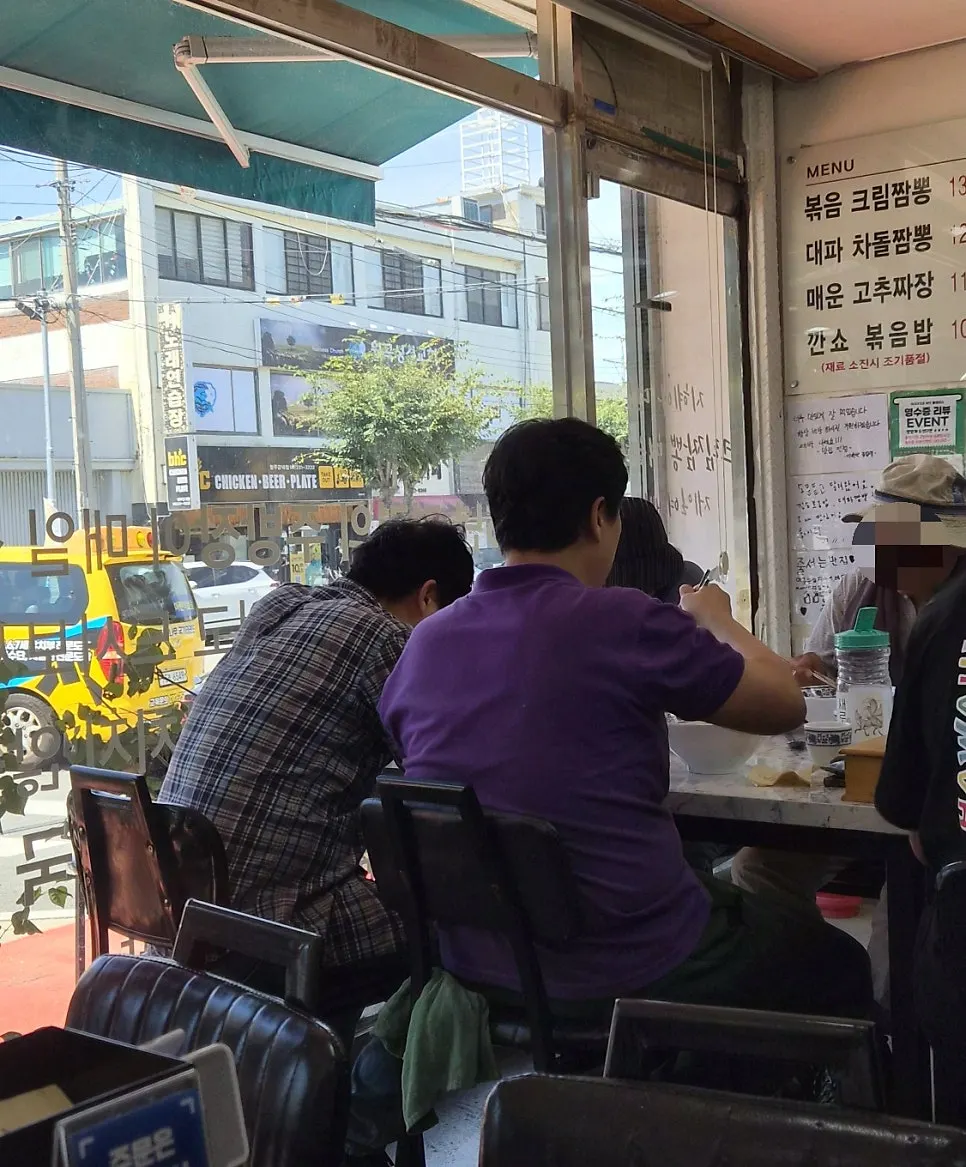 Tables inside Julseoneun Banjeom Gangnae