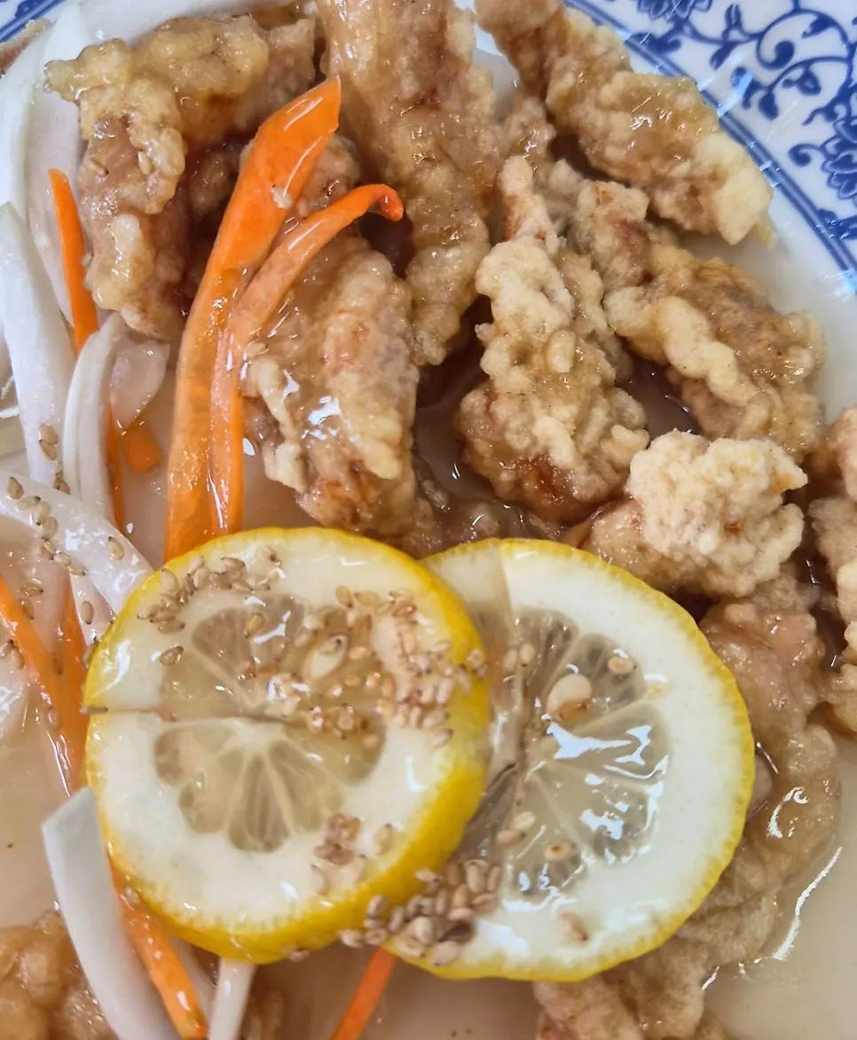 Close-up of lemon tangsuyuk sauce and fried pork