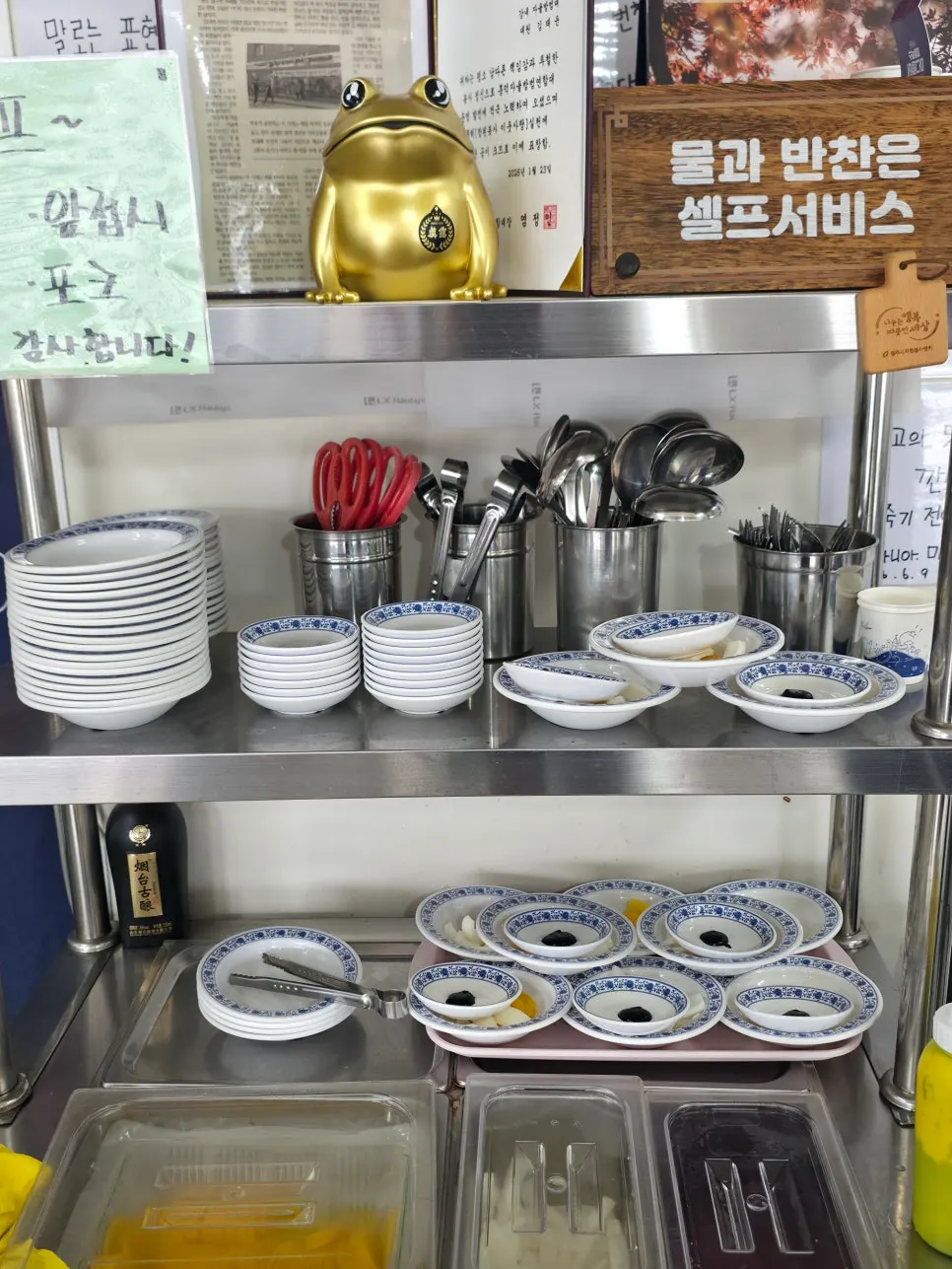 두툼한 등심이 보이는 짜장면 클로즈업