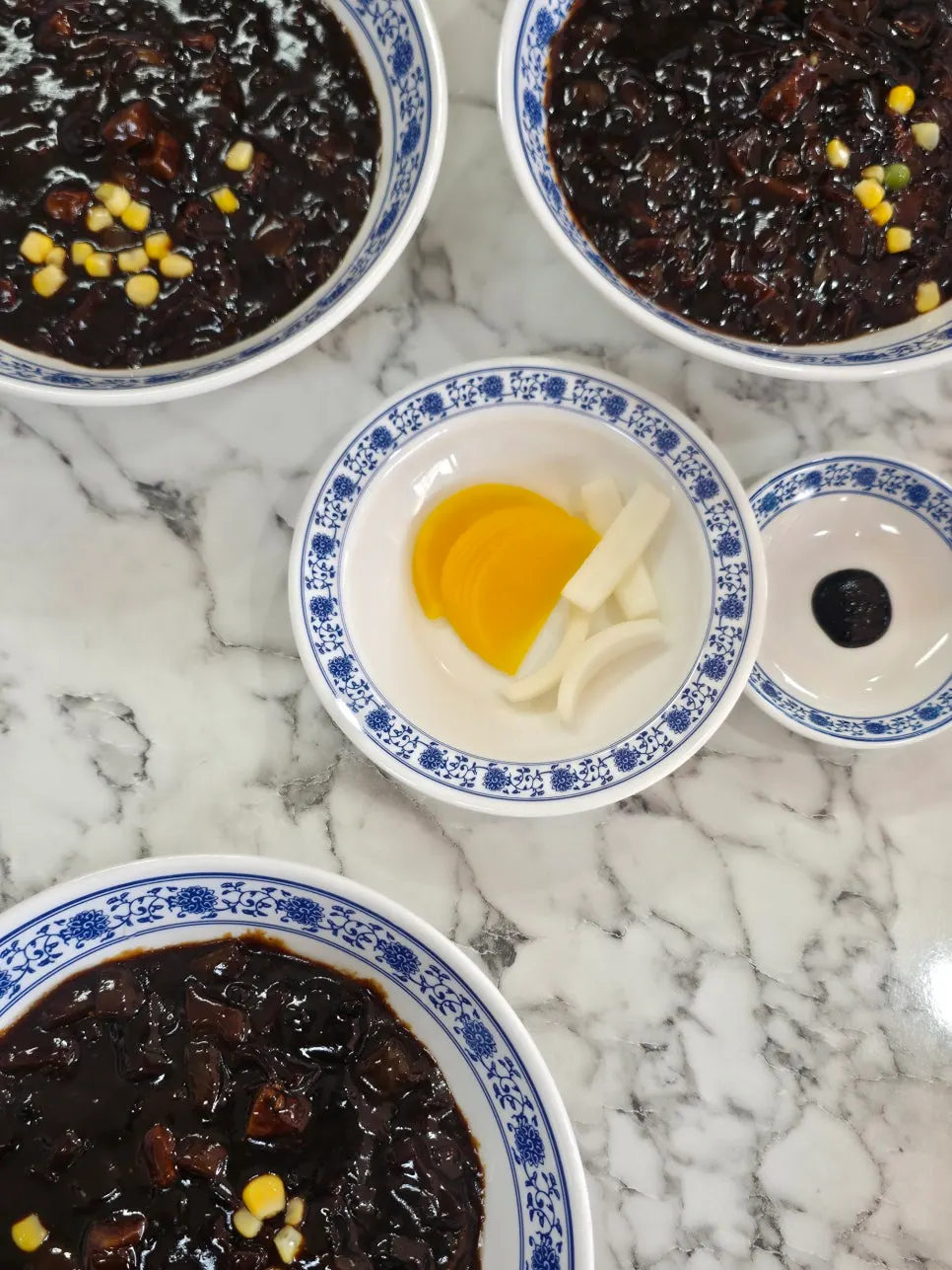 짜장 소스를 비빈 면
