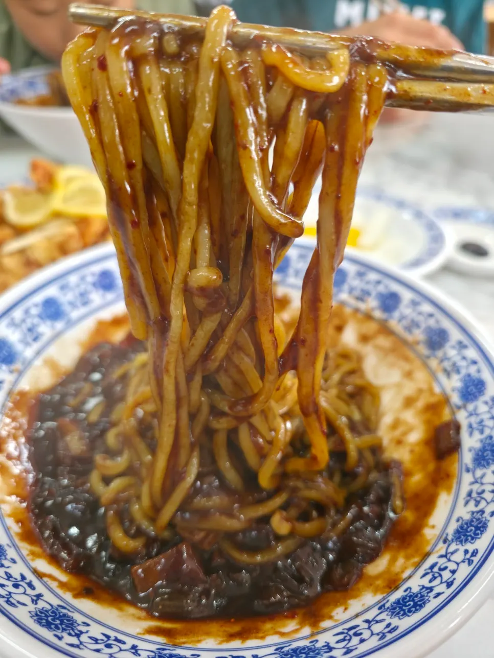 레몬탕수육과 짜장면을 번갈아 먹는 식사 장면