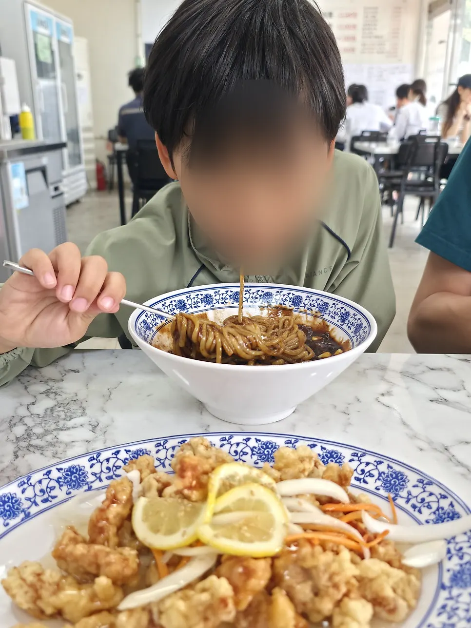식사 중인 테이블