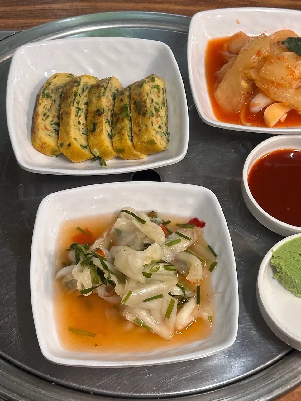 Basic side dishes served with the haemuljjim