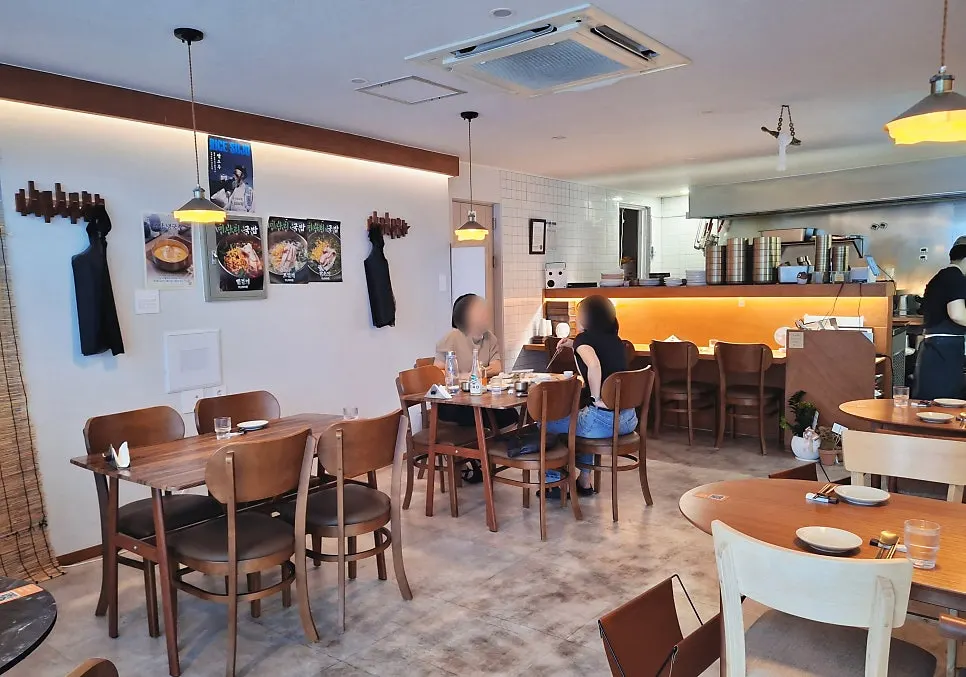 Cozy interior view of Jumak Inho