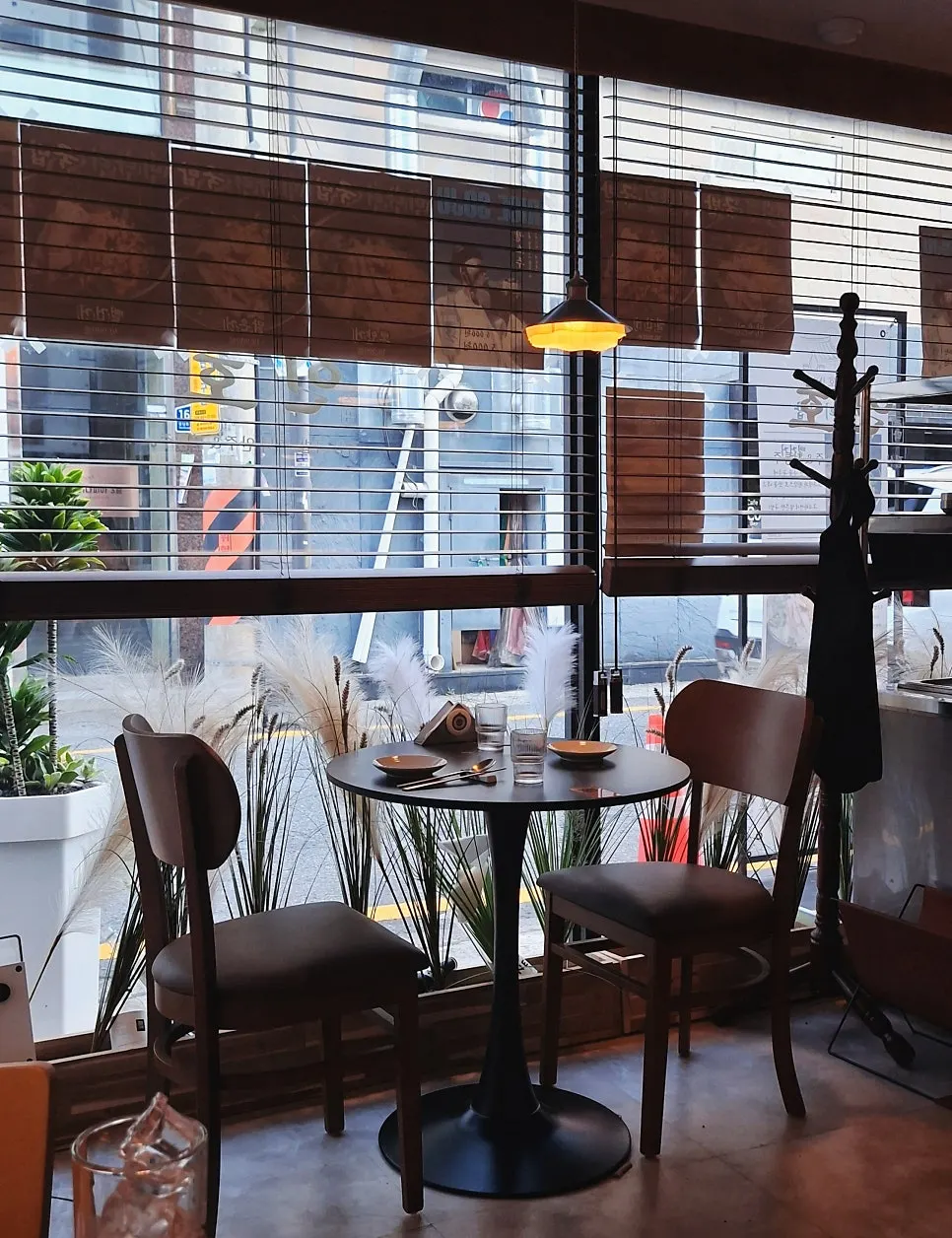 Calmly lit interior of Jumak Inho