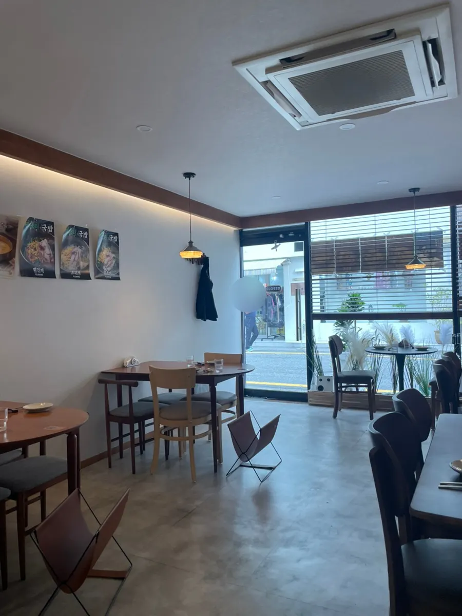 테이블과 다찌석이 있는 주막인호 내부