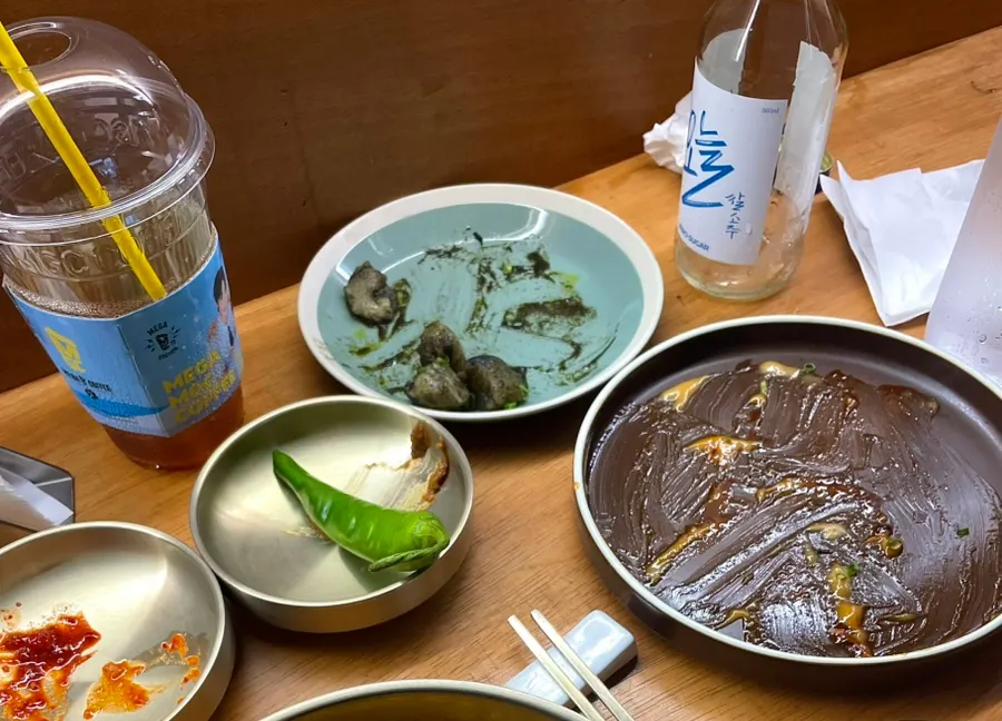 소스까지 비운 문어튀김 접시