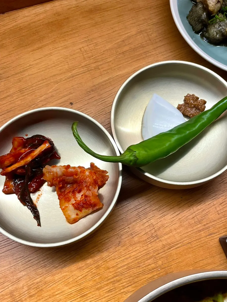 셀프바에서 담아온 김치와 무절임 반찬