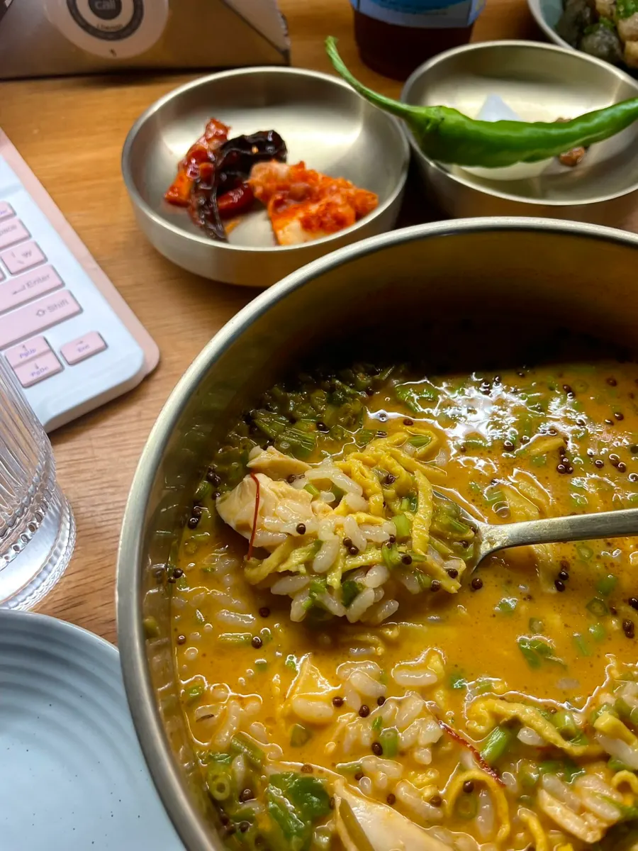 통들깨가 가득한 국밥 국물