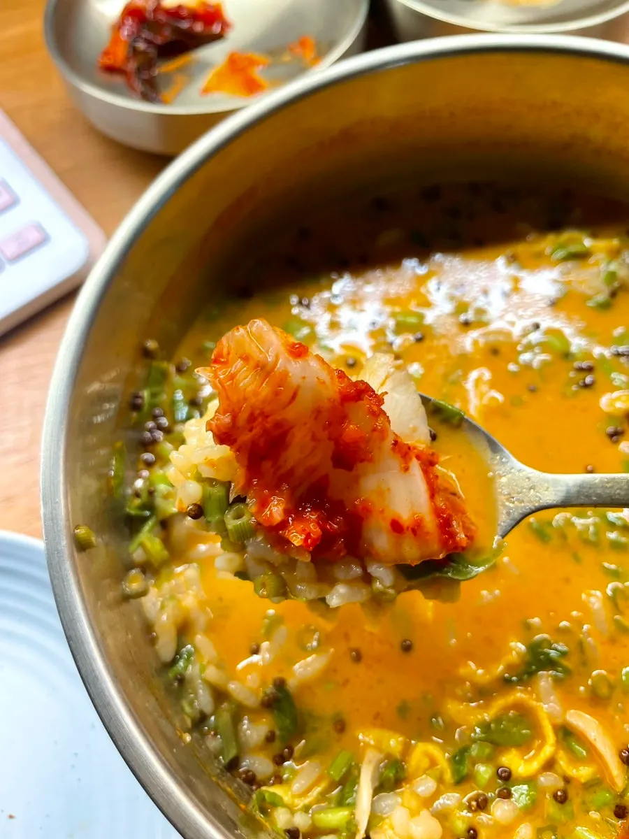 국밥 한 숟갈과 반찬