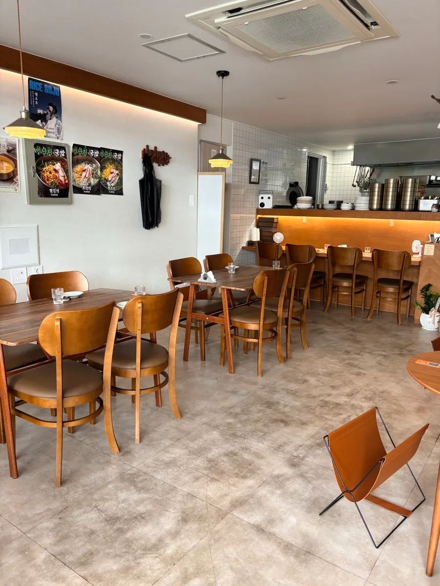 Interior en tonos de madera de Jumak Inho