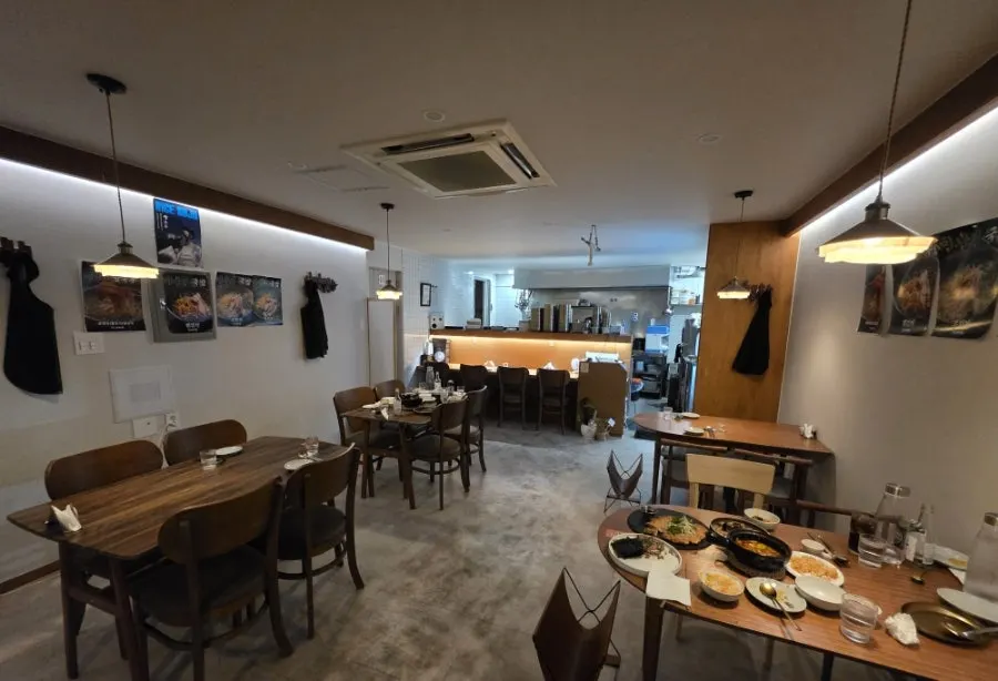 Interior of Jumak Inho on Geumnam-ro