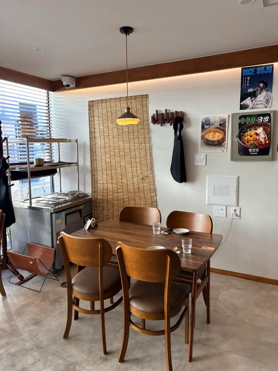 Mesa y detalles de decoración de Jumak Inho