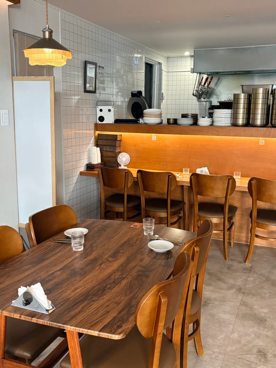 Ambiente interior de la taberna de licor tradicional Jumak Inho