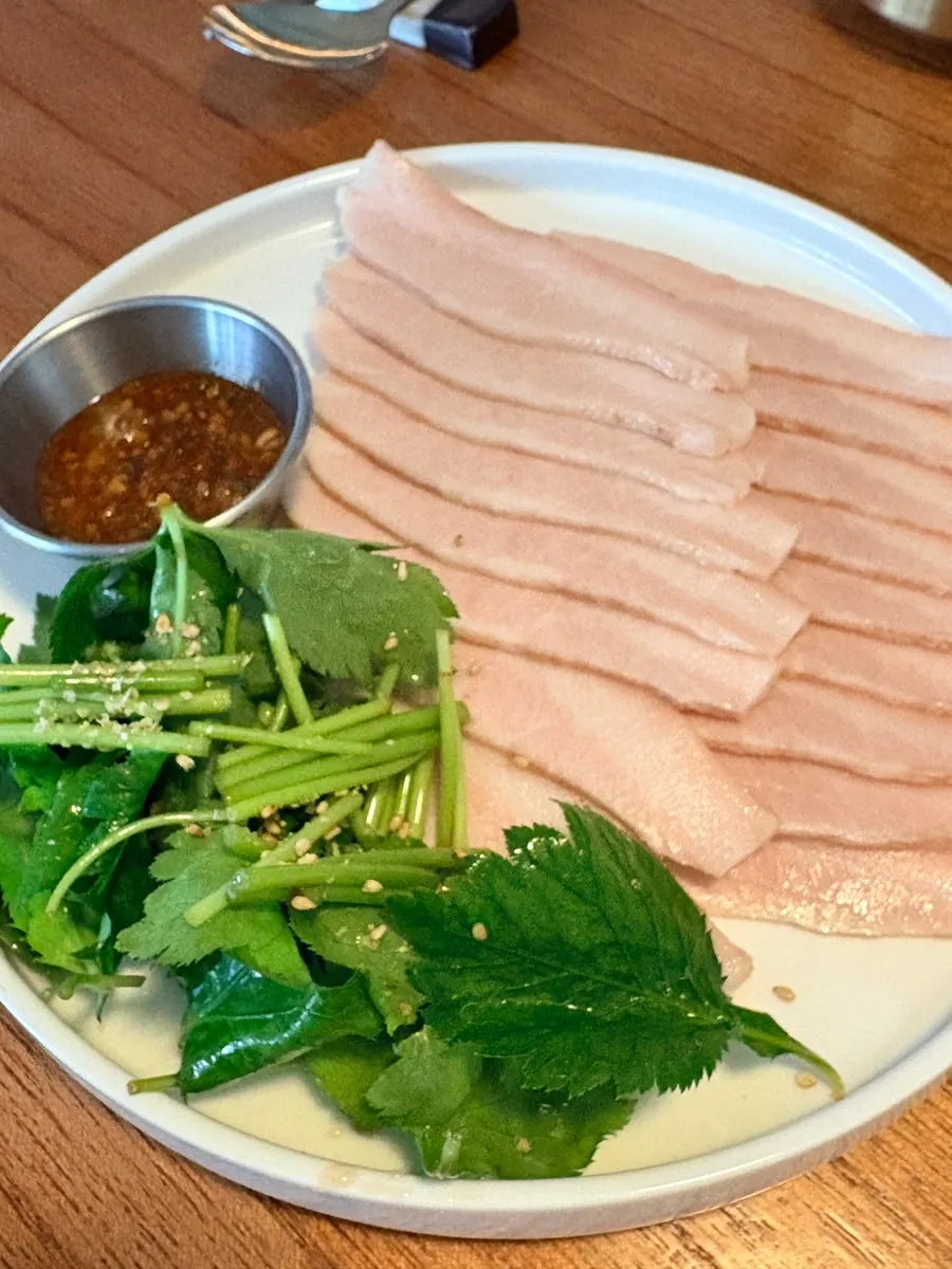 Plato de naengjeyuk servido frío