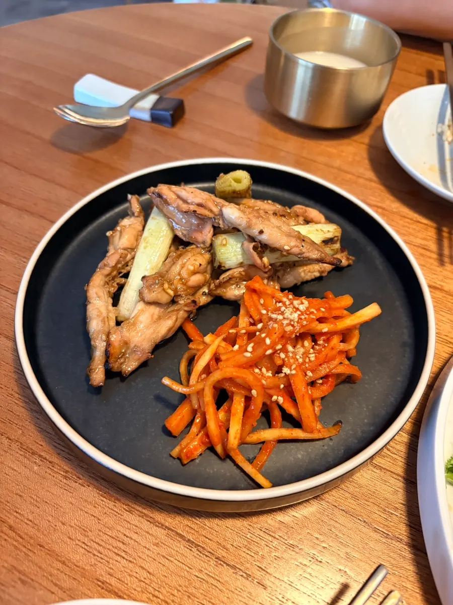 Mesa servida con platillos de Jumak Inho