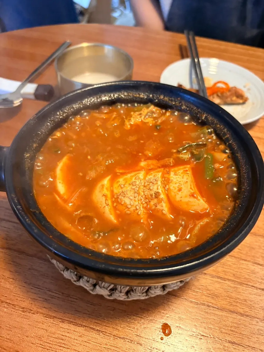 Botella y copa de makgeolli