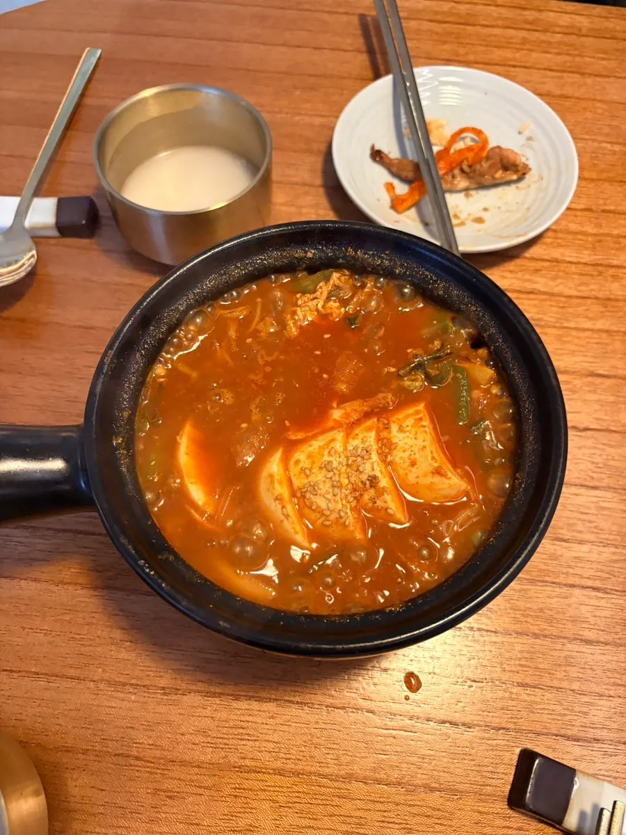 Sundubu jjigae servido en Jumak Inho