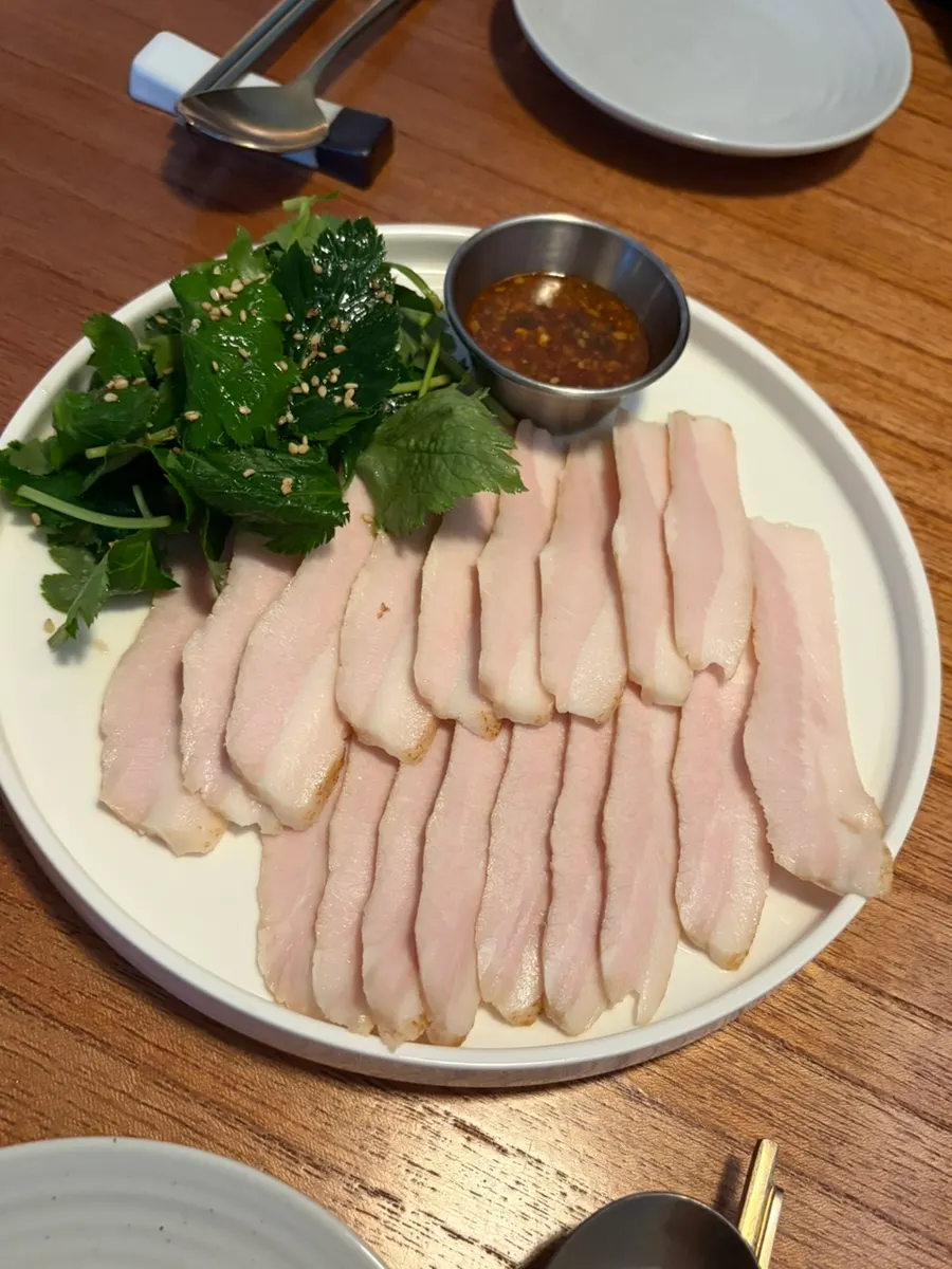 얇게 썰려 나온 주막인호 항정살 냉제육