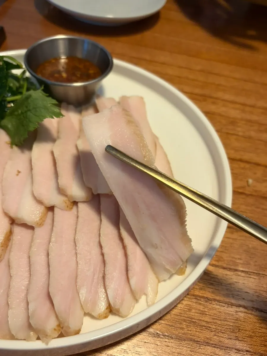 윤기 도는 항정살 냉제육 접시 클로즈업