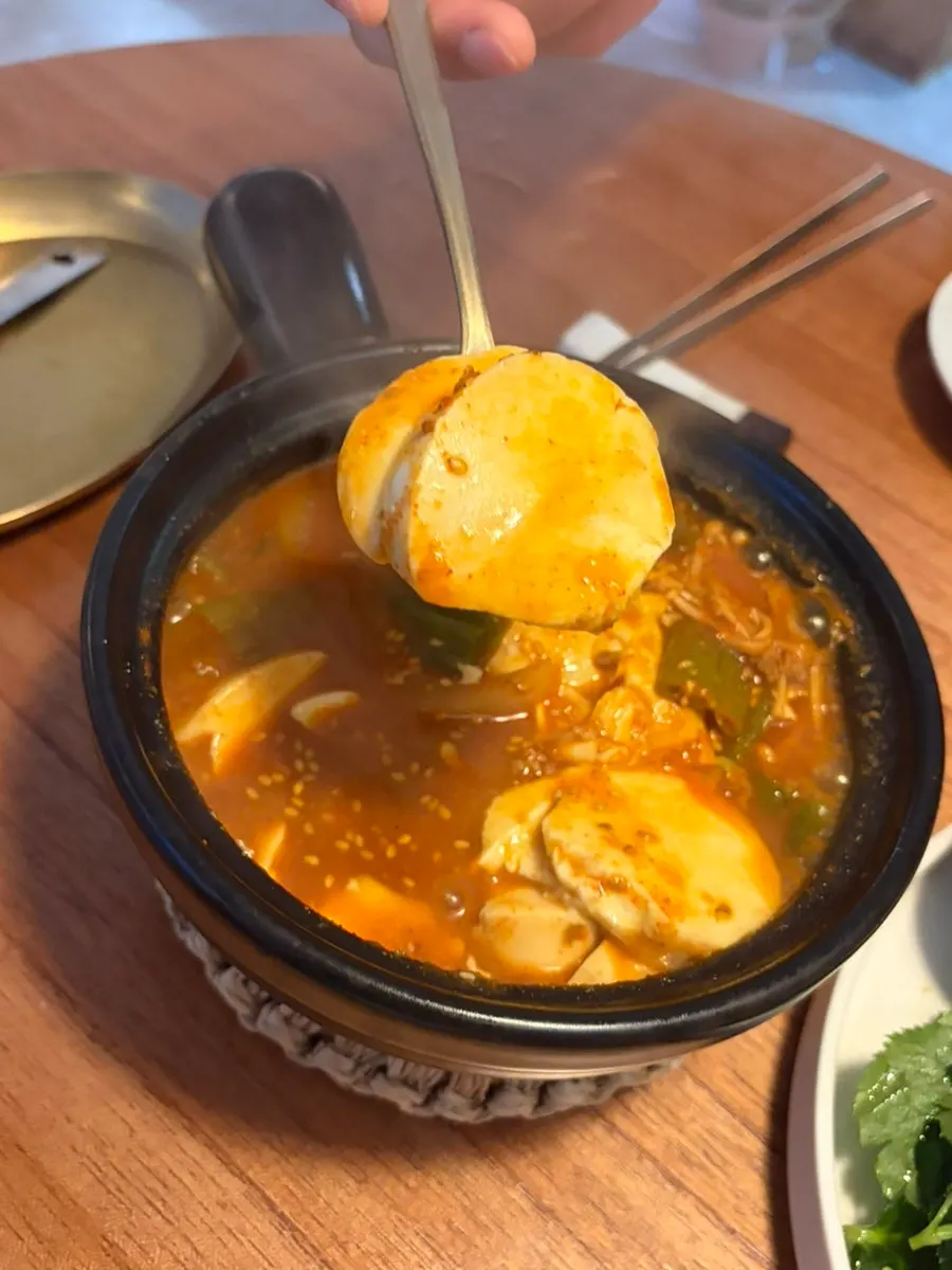 항정살 냉제육이 놓인 테이블 전경