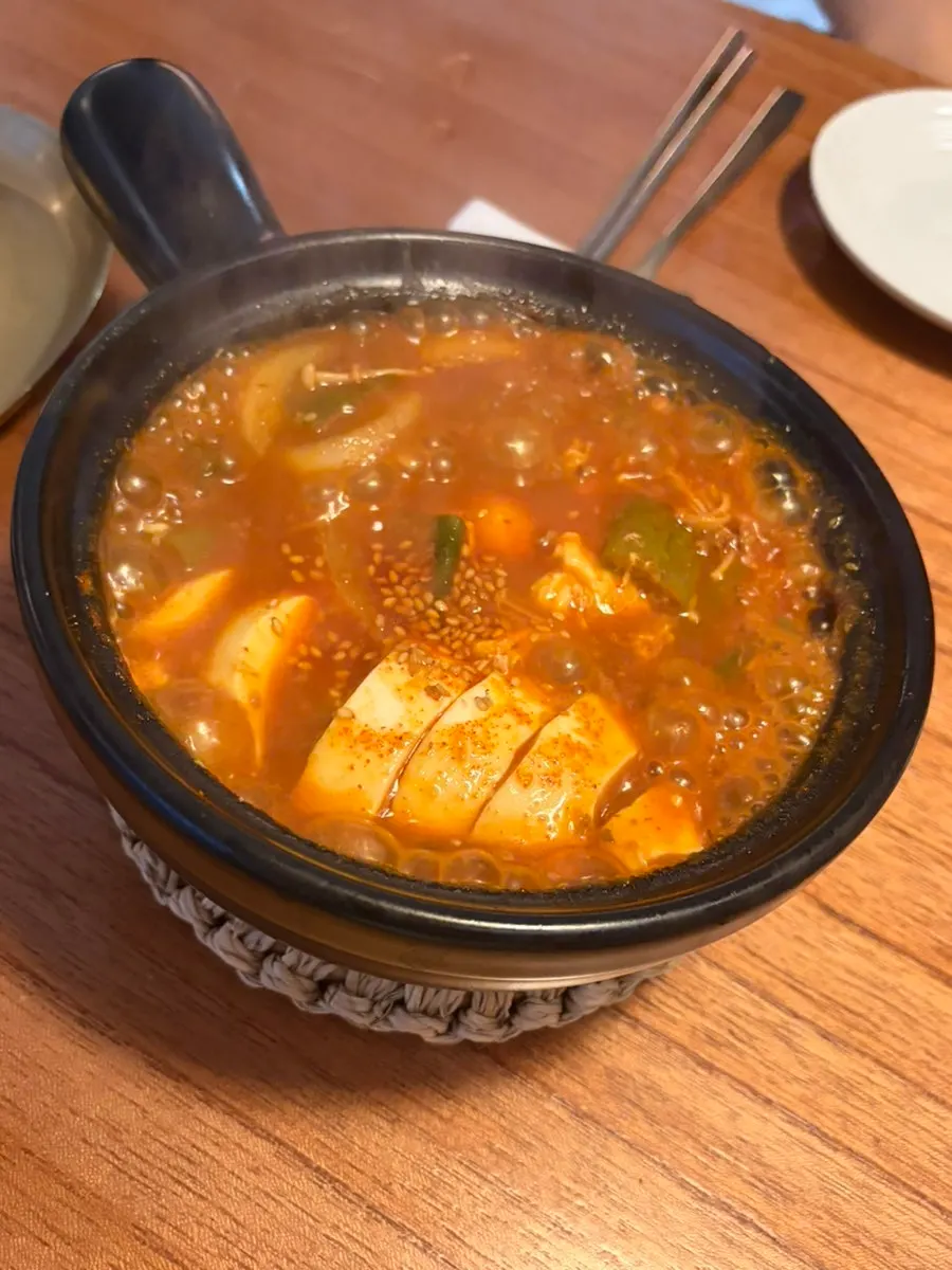 안주와 하이볼이 함께 놓인 상차림