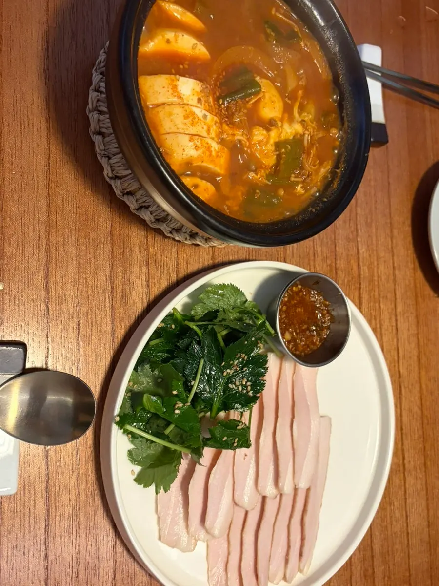 보글보글 끓는 주막인호 순두부찌개 뚝배기