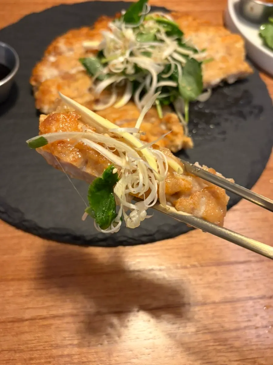 노릇하게 구워진 주막인호 닭전
