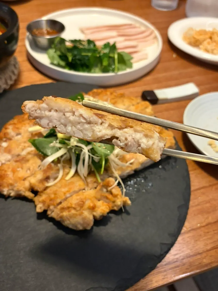 특제 양념장과 함께 나온 닭전 접시