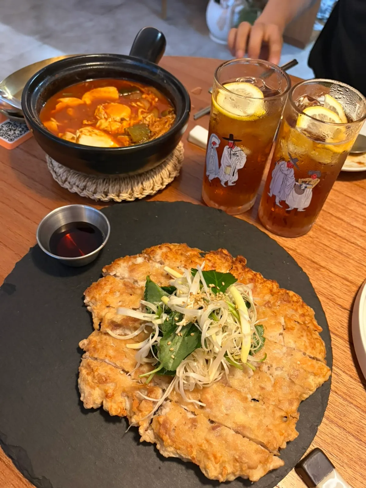 바삭한 닭전 속 촉촉한 닭고기 살