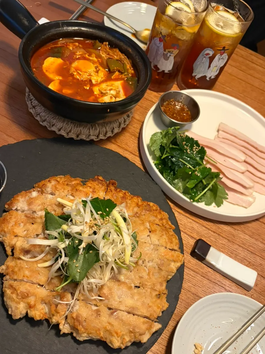 안주 네 가지와 하이볼이 놓인 주막인호 테이블