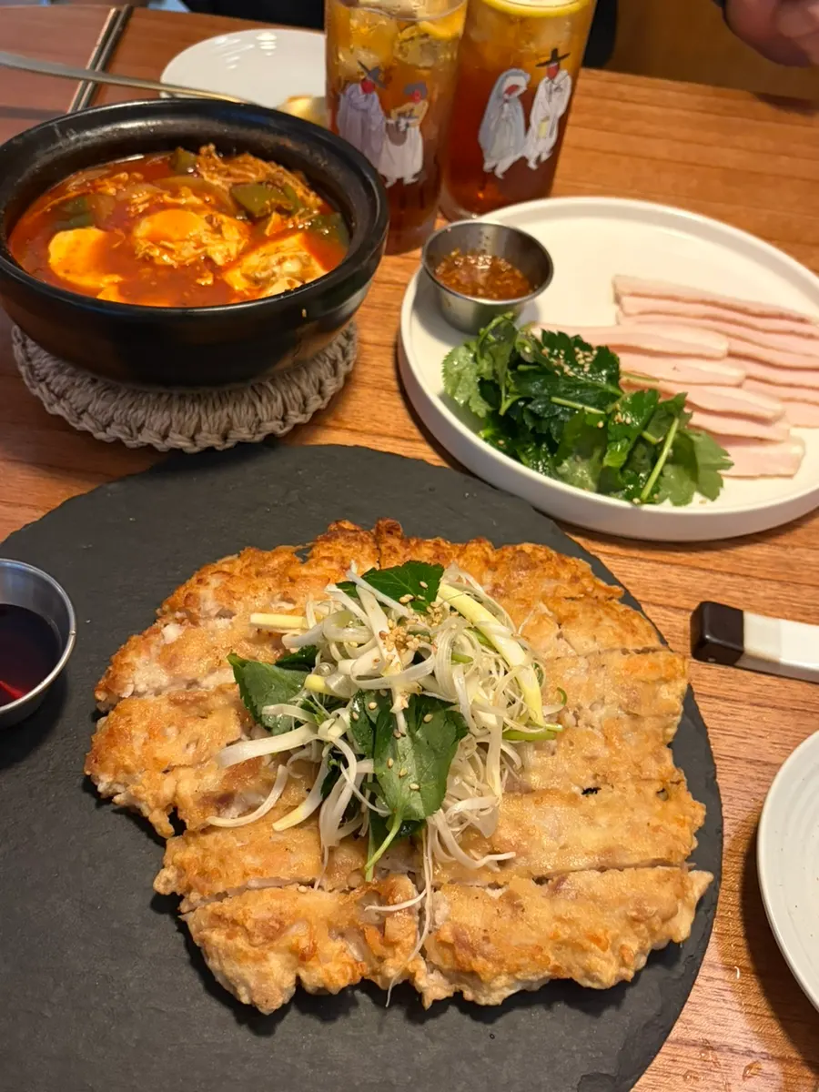 아늑한 조명 아래 주막인호 술자리 마무리