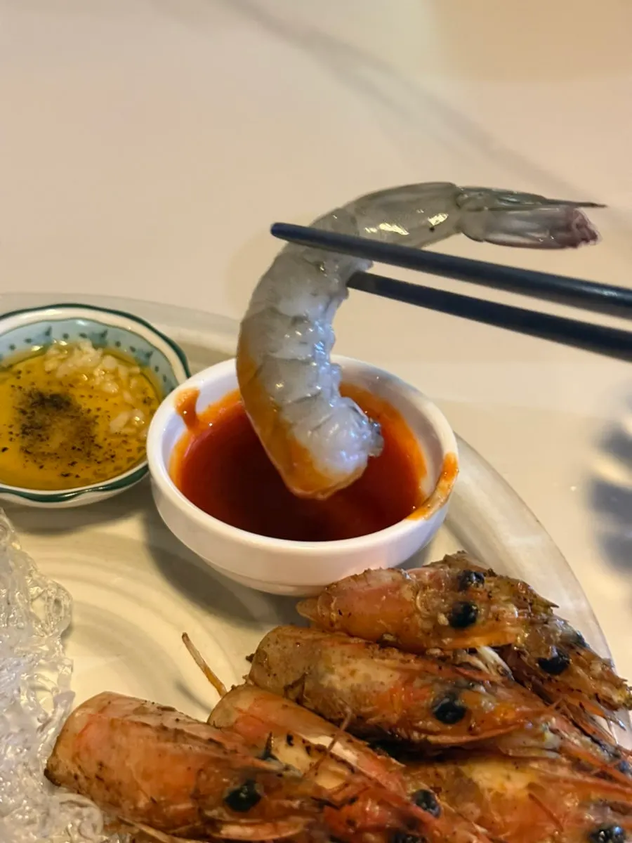 생새우회를 집어 든 모습
