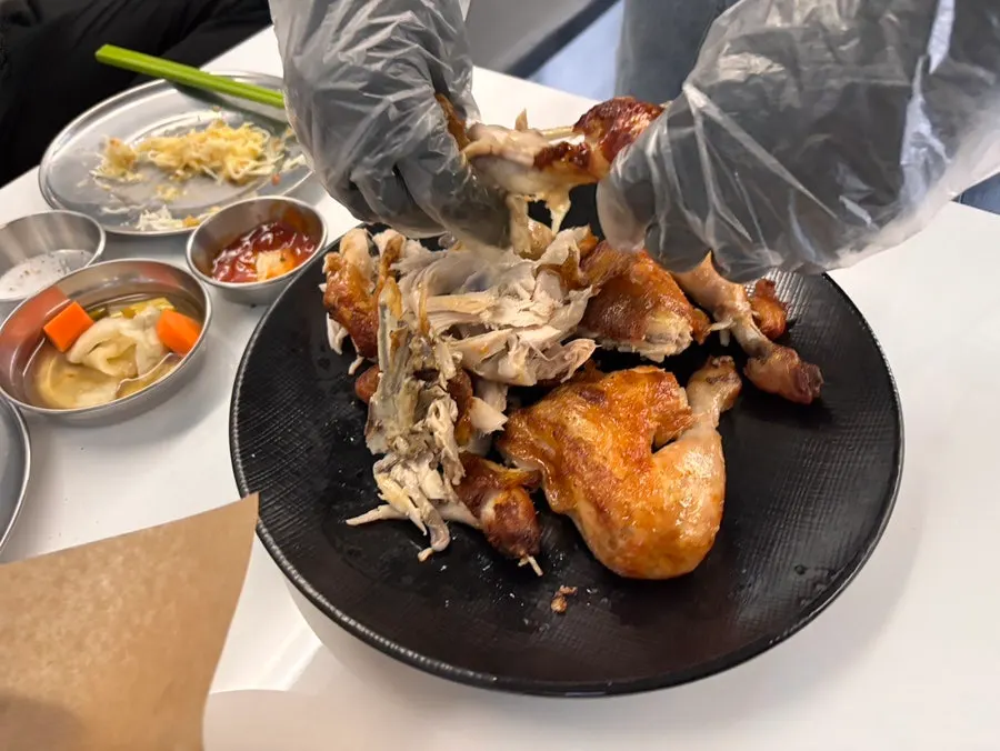 노릇하게 구워져 나온 전기구이 닭 통구이
