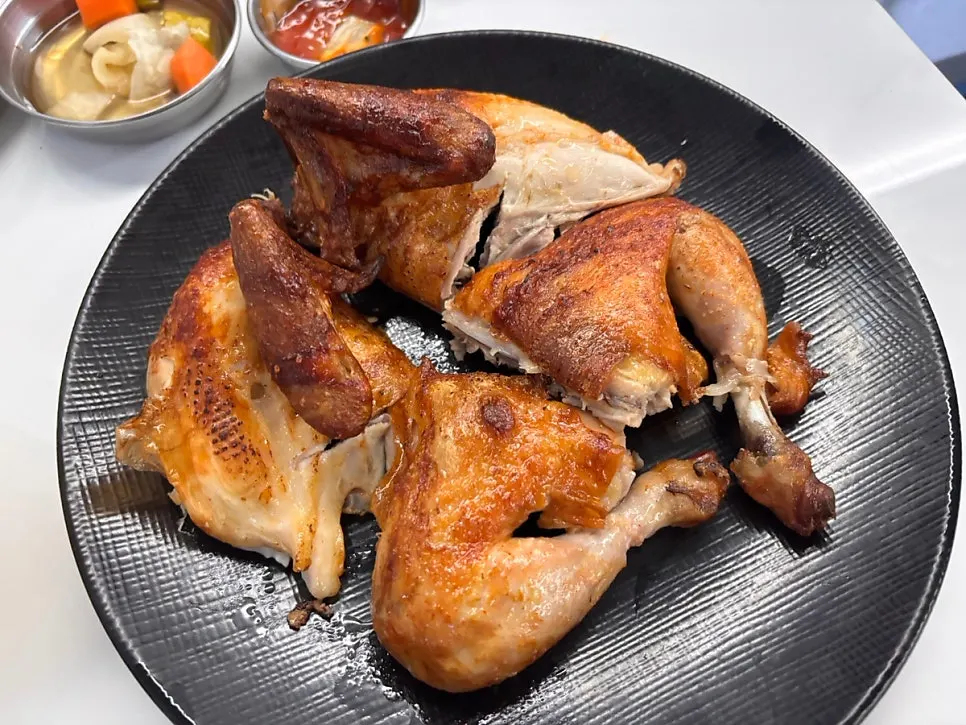 먹기 좋게 손질된 닭 통구이 조각