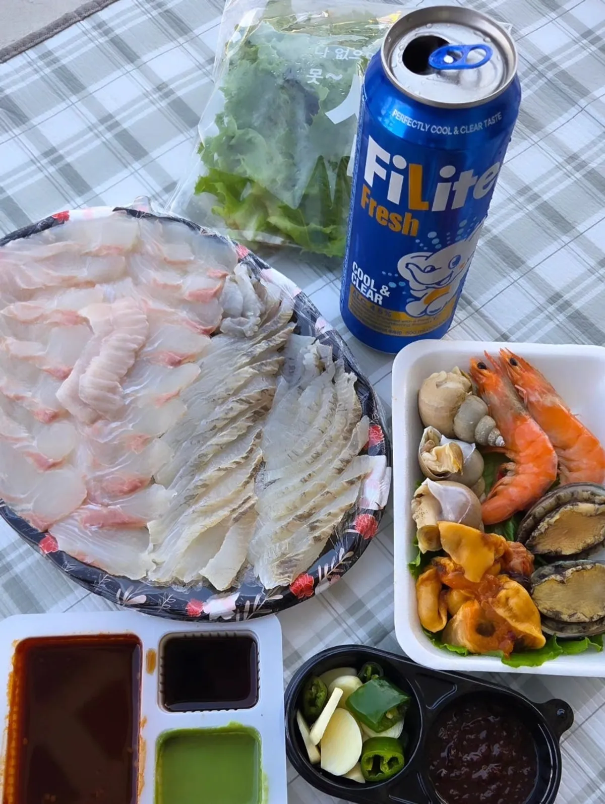 민자횟집에서 포장한 도다리 광어 회와 해산물 한 상