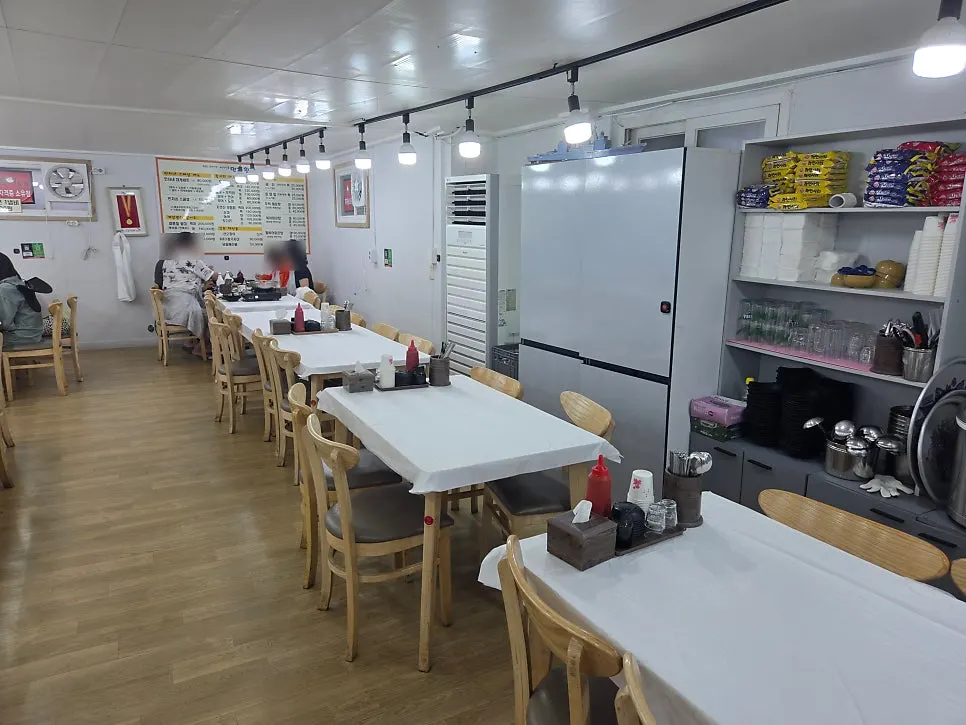Dining space inside Minja Hoetjip