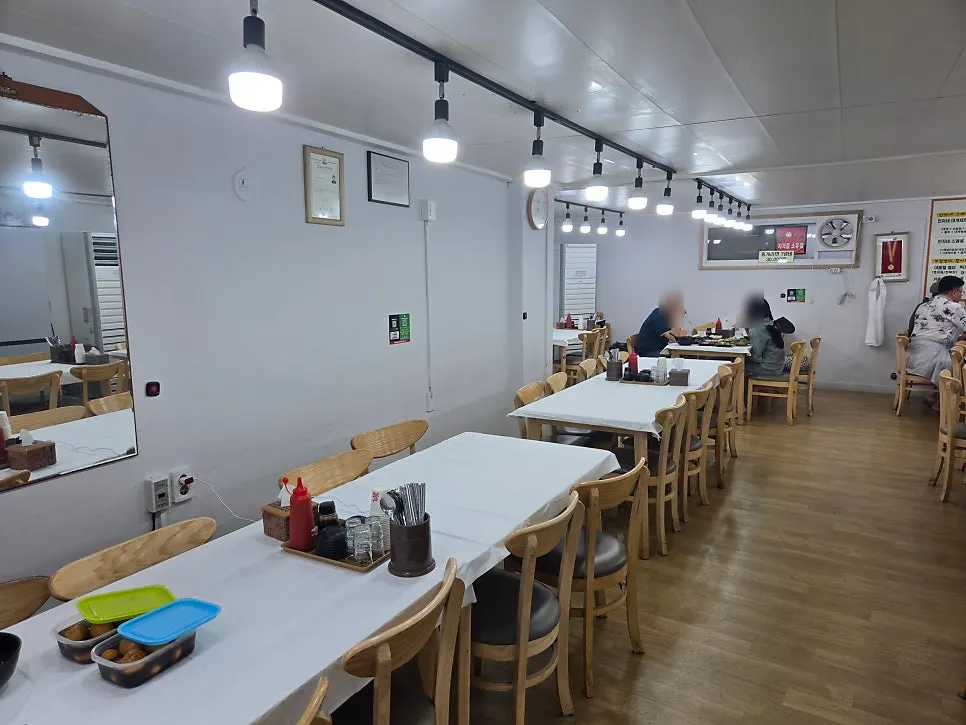 Tables set up inside Minja Hoetjip