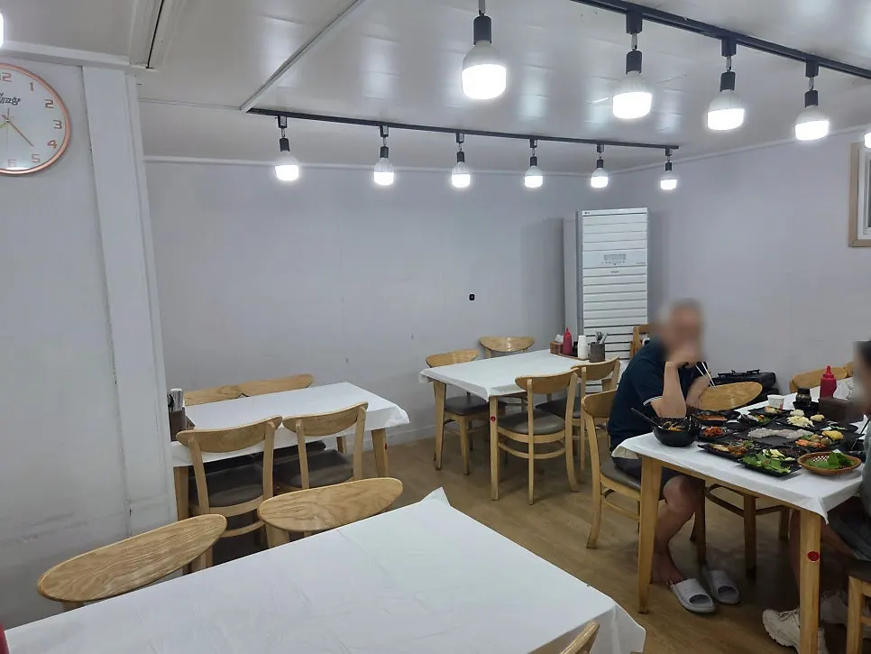 Seating at Minja Hoetjip for eating sashimi on the spot