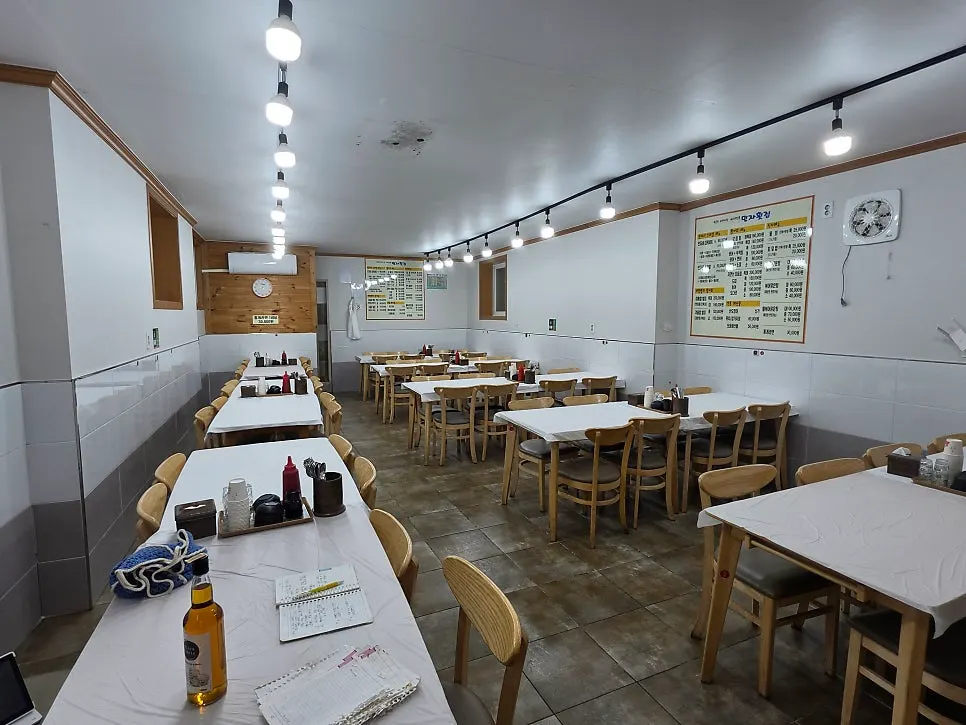 Another dining hall further inside the entrance of Minja Hoetjip