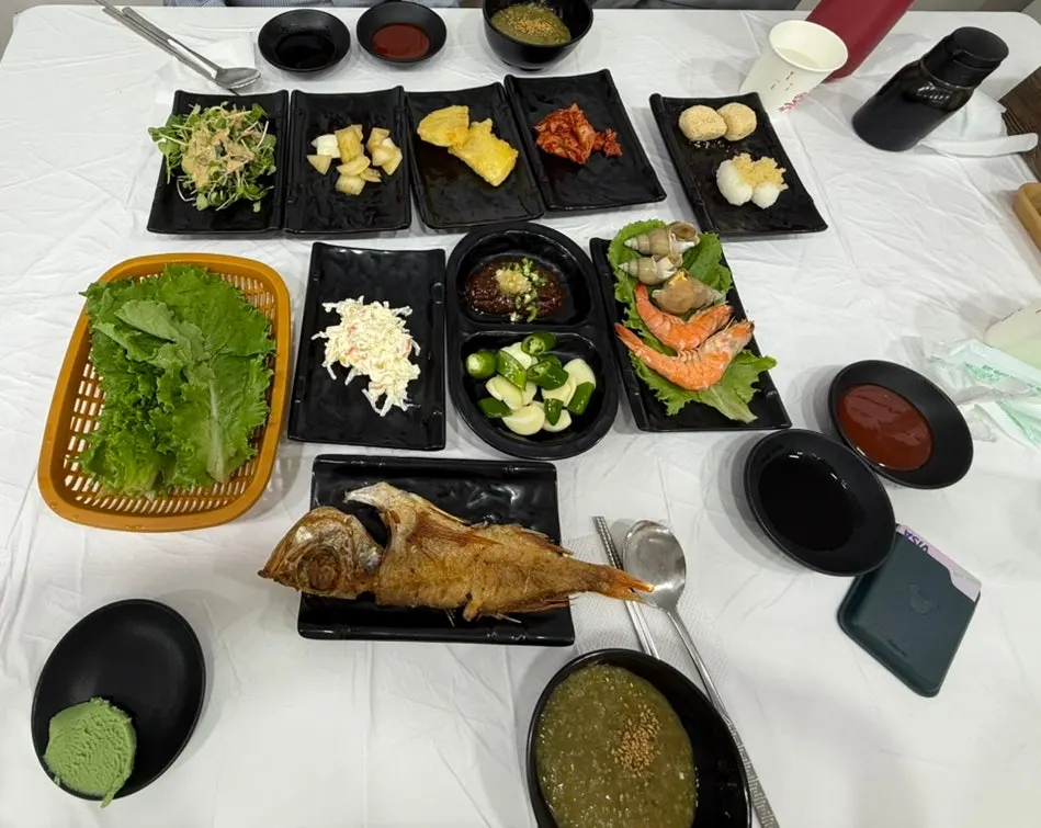 Full side-dish spread at Minja Hoetjip