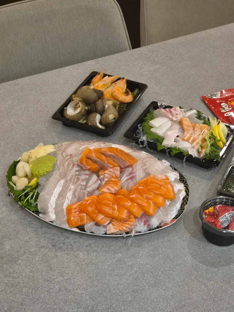 Plate of three types of seasonal and popular sashimi