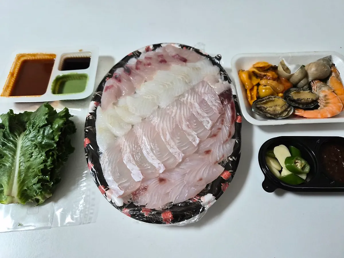 Signature photo of the packed small mixed sashimi platter from Minja Hoetjip