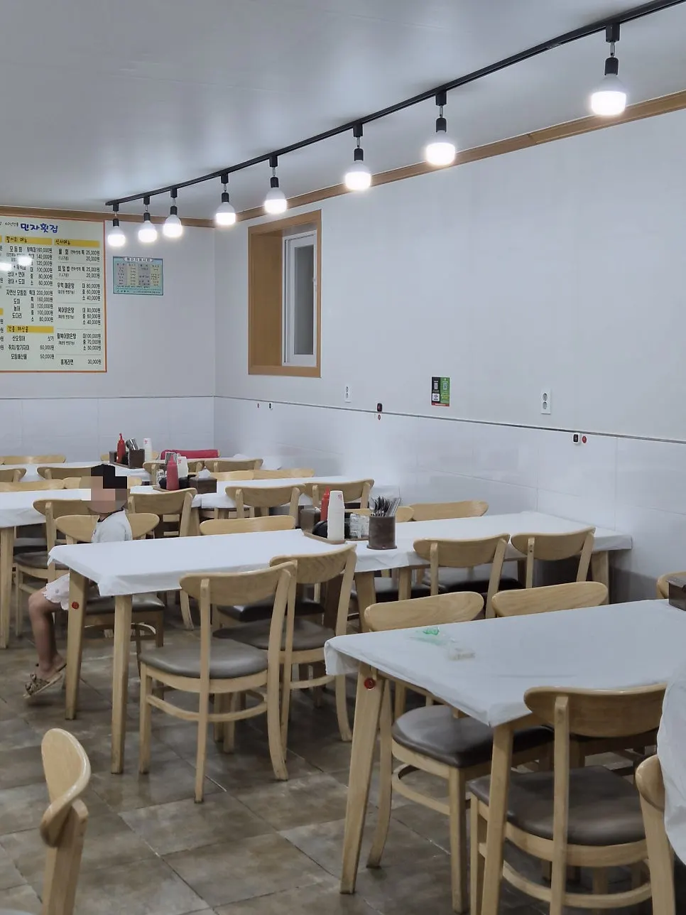 Empty seating area on the quieter side of Minja Hoetjip