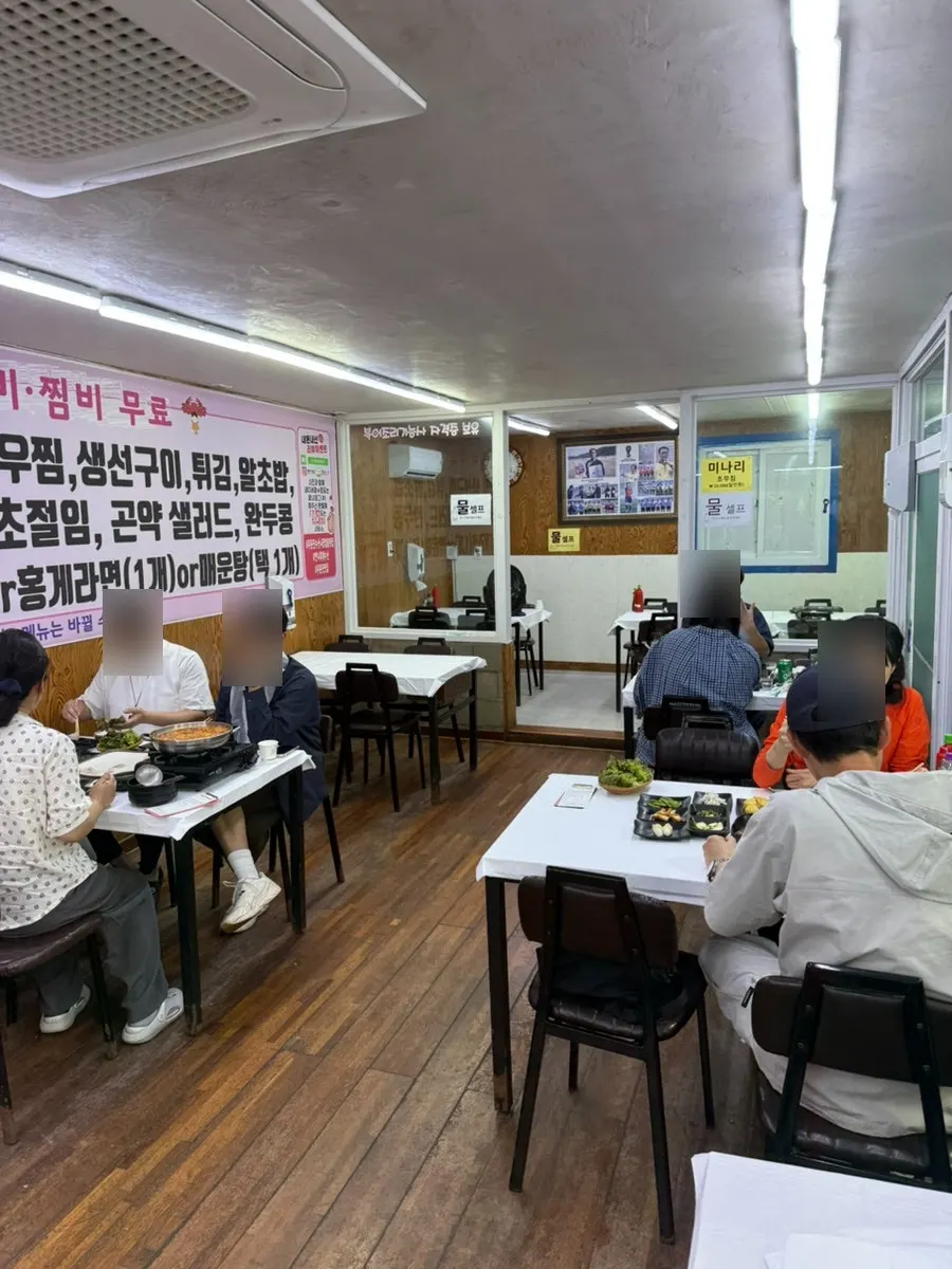 예약 안내가 붙은 일출횟집 매장